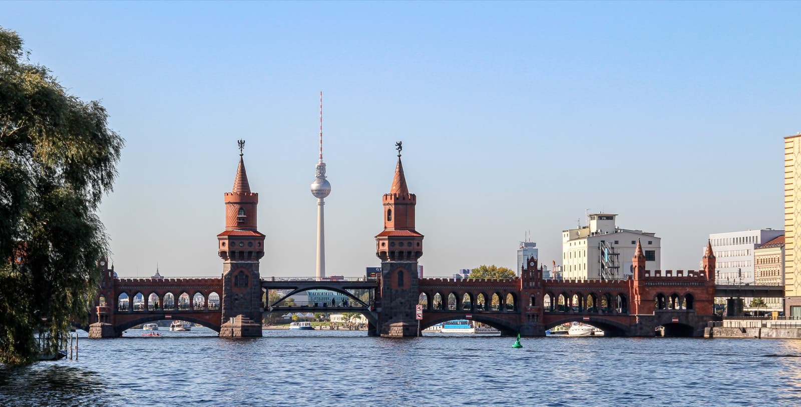 Oberbaumbrücke zwischen Friedrichshain und Kreuzberg mit Fernsehturm im Hintergrund