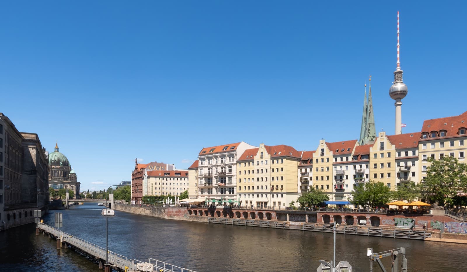 Blick über die Spree in Berlin-Mitte auf Fernsehturm, Berliner Dom und Nikolaiviertel