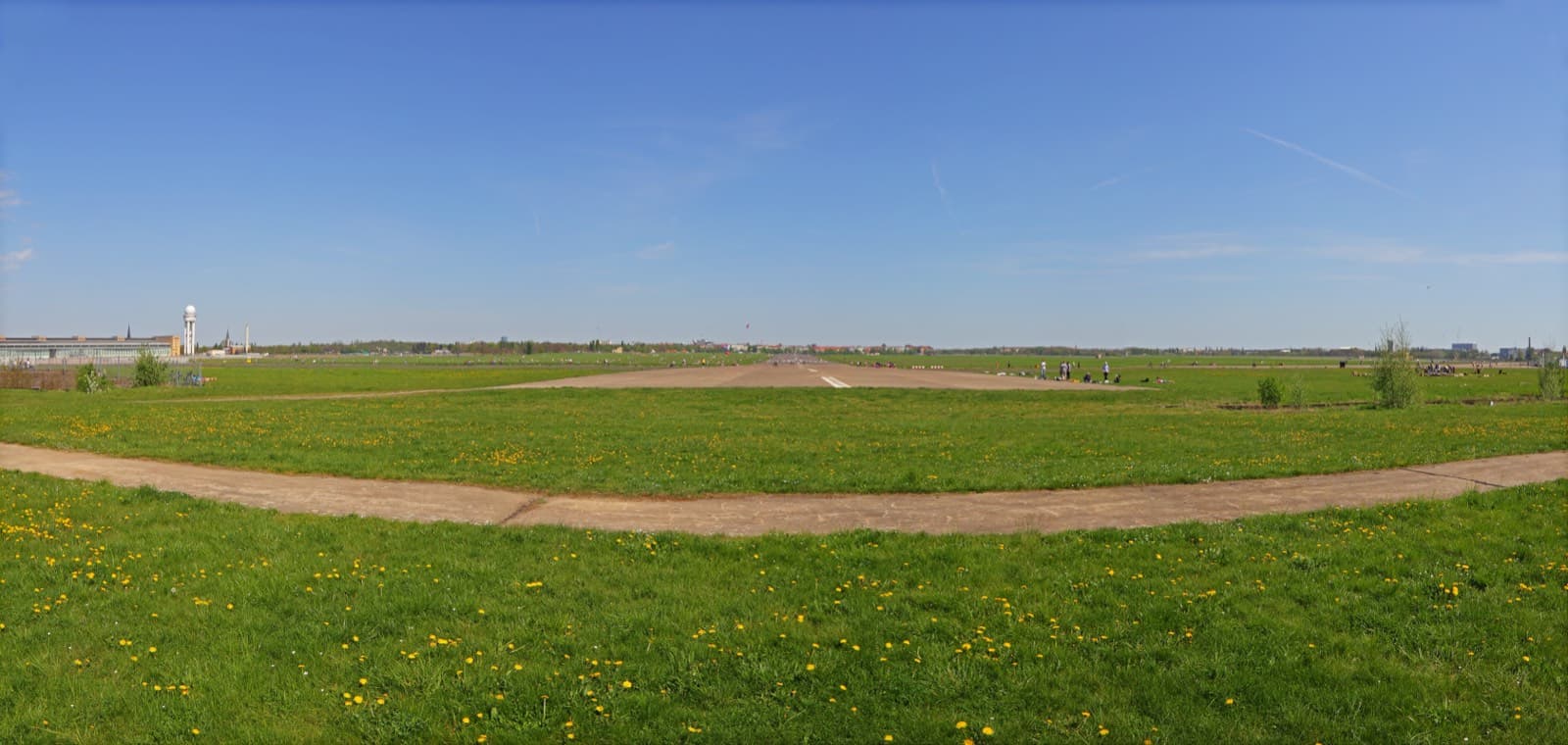 Weite Wiese auf dem Tempelhofer Feld