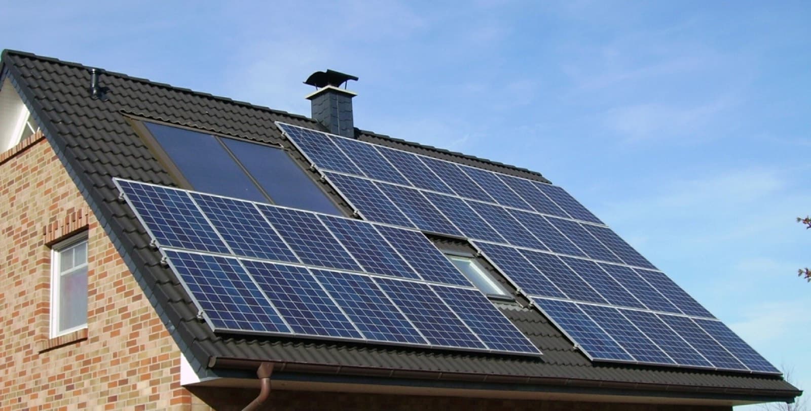 Solarmodule auf dem Ziegeldach eines Wohnhauses