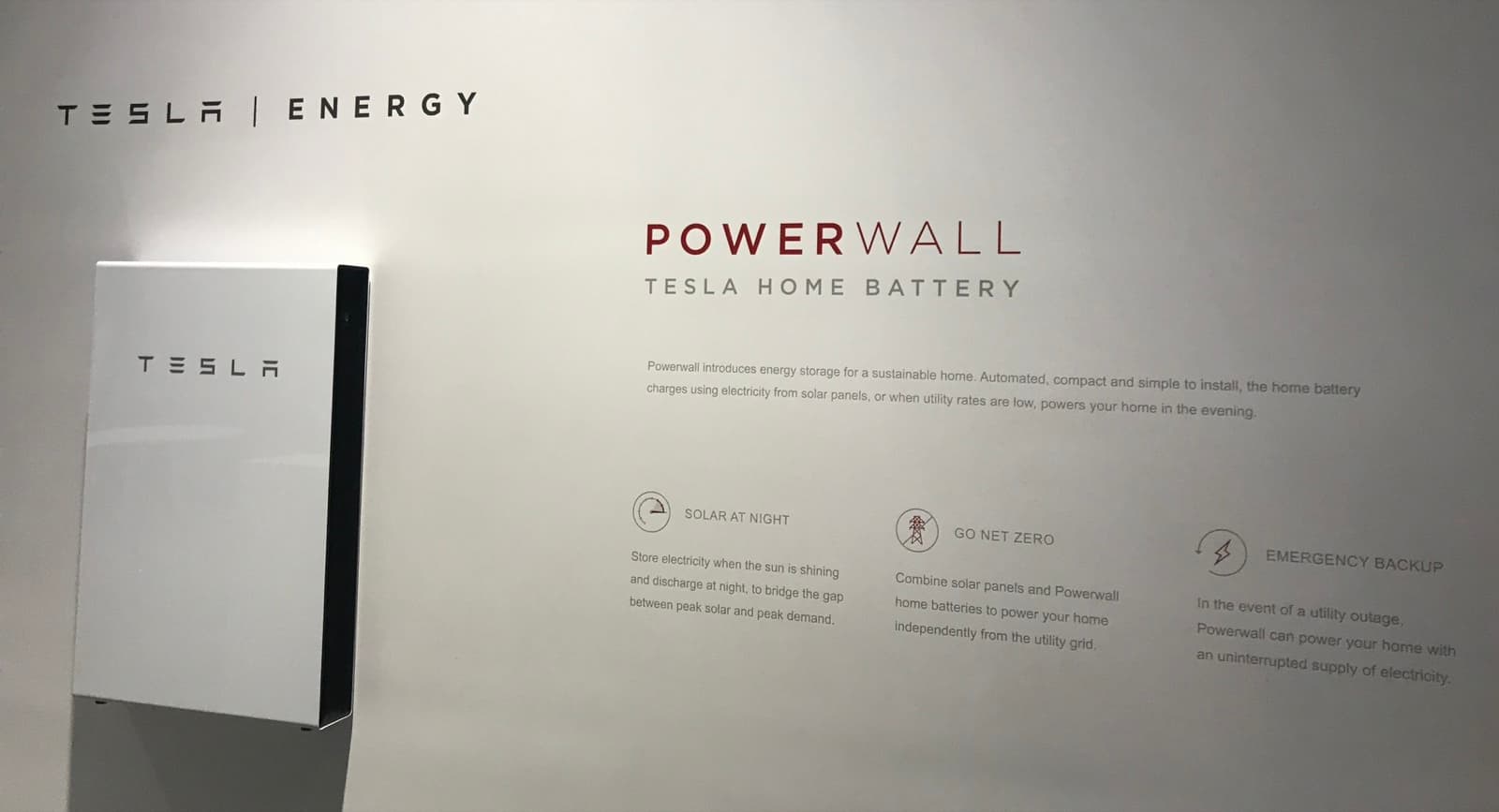 Batteriespeicher für Solarstrom an einer Wand