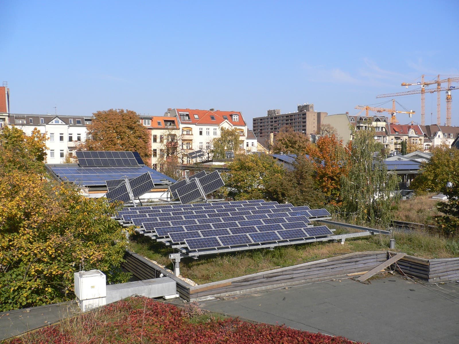 Solaranlage auf den Dächern der ufaFabrik in Berlin-Tempelhof
